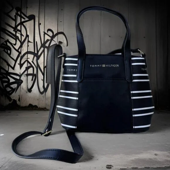 T HILLFIGER PURSE - Picture 1 of 6